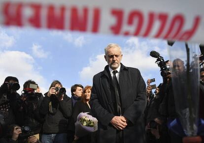 El líder del opositor Partido Laborista británico, Jeremy Corbyn, visita el puente de Westminster en Londres.