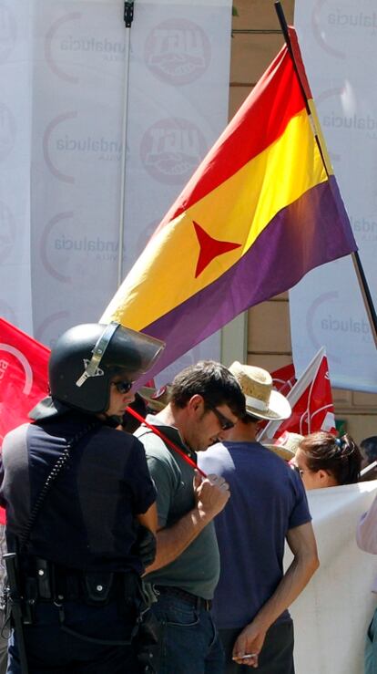 Trabajadores de Astilleros, Fundiciones Caetano, Mercasevilla y Boliden, hoy, ante la Casa Rosa.