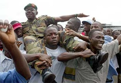 Un grupo de liberianos recibe en Monrovia a un coronel de las fuerzas de paz de la ONU.