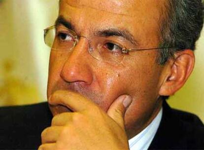 El presidente Felipe Calderón, durante su entrevista con EL PAÍS, en su residencia oficial de Los Pinos, en la Ciudad de México.