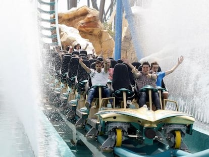 Un grupo de jóvenes disfruta de la atracción Shambala, en Port Aventura.