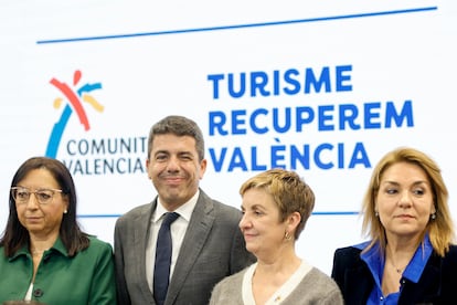 El presidente de la Generalitat, Carlos Mazón, la presidenta de Les Corts, Llanos Massó (i), la vicepresidenta primera y consellera de Servicios Sociales, Igualdad y Vivienda, Susana Camarero (d), y la consellera de Turismo, Marián Cano, durante la celebración del Acto central de la presencia de la Comunitat Valenciana en la Feria Internacional de Turismo (Fitur).