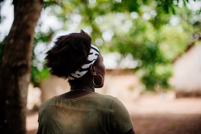 Isatu, de 15 años, fue sometida a la mutilación genital femenina a los 10 años y cuando sus padres murieron en 2015 a causa de un brote de ébola, su tía la obligó a convertirse en una 'sowei' o mutiladora. Isatu fue obligada a casarse a los 13 años, y, muy poco tiempo después, tuvo una hija. Sin embargo, ha sabido sobreponerse a las dificultades de la vida y ahora es una activista juvenil decidida a erradicar definitivamente la ablación en Sierra Leona. “Hablar sobre ello no es fácil. Me he encontrado con reacciones muy negativas por parte de personas que están a favor de que esta práctica continúe. Algunos de los comentarios que recibimos son muy agresivos. Aun así, intento que no me influyan porque sé que lo que estoy haciendo es lo correcto”, explica.