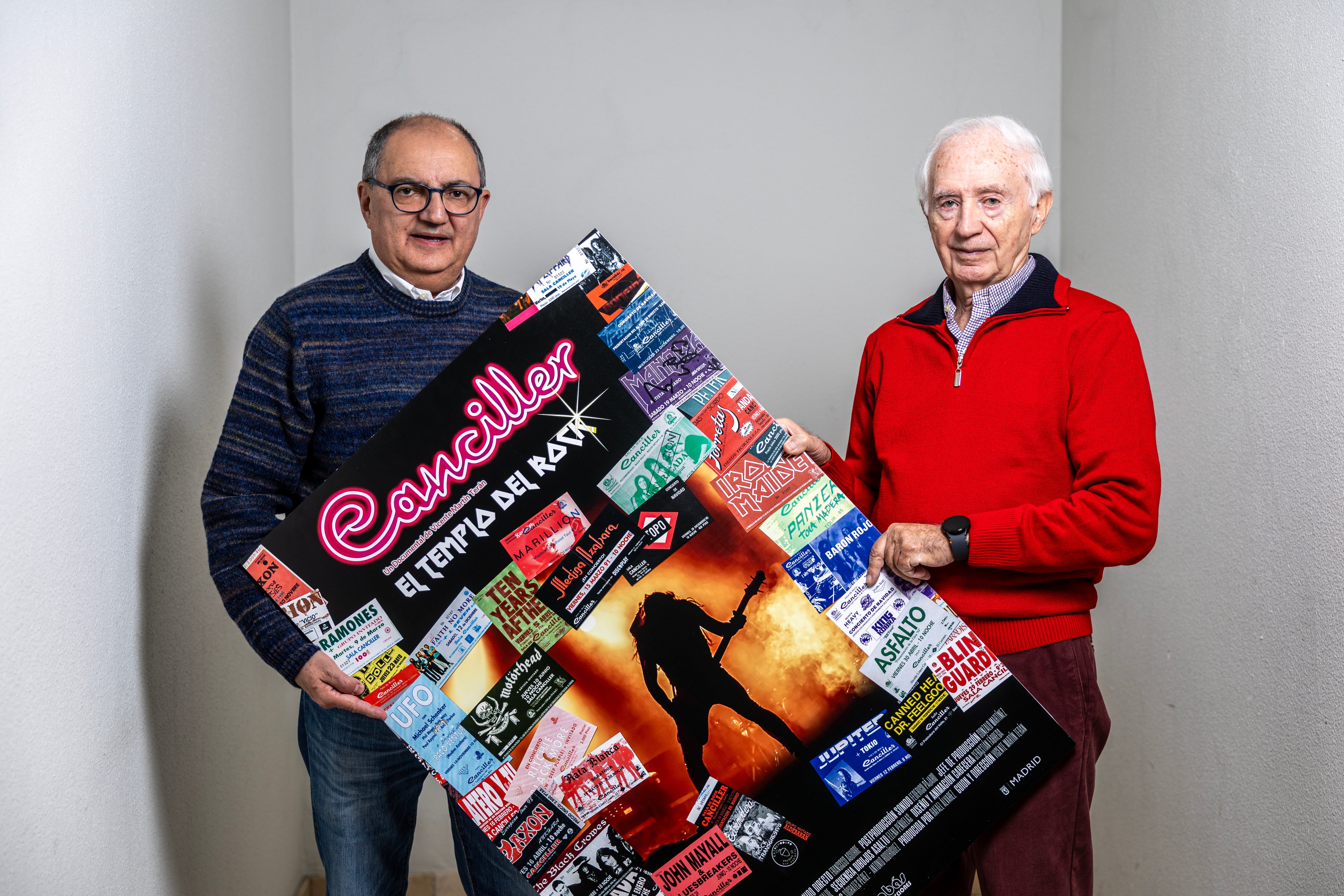 Sócrates Pérez, gerente de Canciller, y su tío, Juan Antonio Rodríguez, propietario de Canciller, posan en Madrid el pasado 12 de enero con el cartel del documental que cuenta la historia del local.