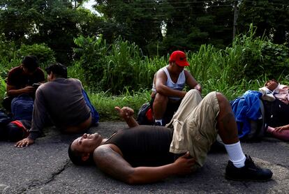 Los integrantes de la caravana descansan debido a las lesiones en los pies que muchos presentan por las largas caminatas. 


