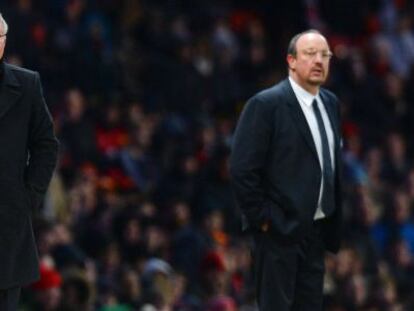 Ferguson, a la izquierda, junto a Rafa Ben&iacute;tez, en Old Trafford.