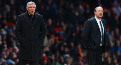 Ferguson, a la izquierda, junto a Rafa Benítez, en Old Trafford.