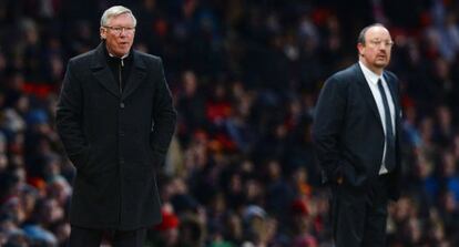 Ferguson, a la izquierda, junto a Rafa Ben&iacute;tez, en Old Trafford.