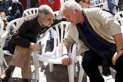 Gaspar Llamazares (izquierda) y Cayo Lara charlan en un acto de apoyo al juez Garzón en marzo.