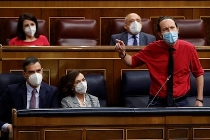 El todavía vicepresidente segundo, Pablo Iglesias, responde a una pregunta en presencia del presidente del Gobierno, Pedro Sánchez, y la vicepresidenta primera, Carmen Calvo, durante una nueva sesión de control al Gobierno, este miércoles, en el Congreso de los Diputados.