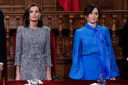 La reina Letizia y la presidenta de la Comunidad de Madrid, Isabel Díaz Ayuso, al inicio de la ceremonia.
