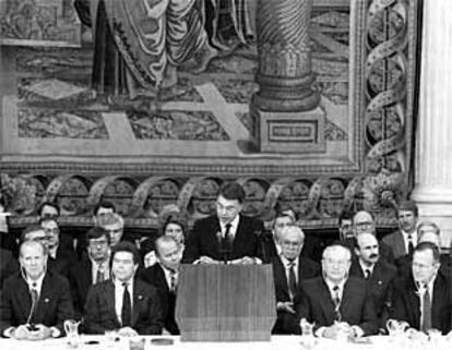 Felipe González, durante su intervención en la Conferencia de Paz de Madrid.