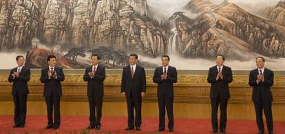 Los nuevos miembros del Comit&eacute; Permanente del Politbur&oacute;. De izquierda a derecha Zhang Gaoli, Liu Yunshan, Zhang Dejiang, Xi Jinping, Li Keqiang, Yu Zhengsheng y Wang Qishan.  