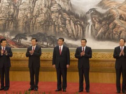 Los nuevos miembros del Comit&eacute; Permanente del Politbur&oacute;. De izquierda a derecha Zhang Gaoli, Liu Yunshan, Zhang Dejiang, Xi Jinping, Li Keqiang, Yu Zhengsheng y Wang Qishan.  