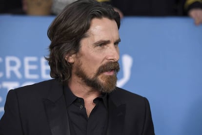 Christian Bale sufrió acoso escolar durante su adolescencia: "Recibí palizas por parte de varios chicos durante años. Fue un infierno, golpeándome y dándome patadas todo el tiempo". Sin embargo, el actor reconoce que esta experiencia le hizo más fuerte y verse capaz de lograr cualquier meta, como protagonizar 'American Psycho', un papel pensado en un principio para Leonardo DiCaprio.