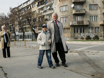 Jovan Divjak y su ahijado Muhammed Bojadzi, en una calle de Sarajevo en 2005.