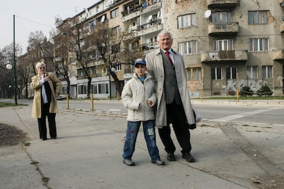 Jovan Divjak y su ahijado Muhammed Bojadzi, en una calle de Sarajevo en 2005.
