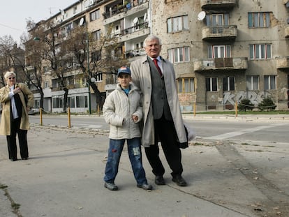 Jovan Divjak y su ahijado Muhammed Bojadzi, en una calle de Sarajevo en 2005.