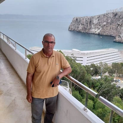 Omar Lemallam, directivo de la asociación Memoria del Rif, en agosto ante una de las playas del desembarco de Alhucemas.