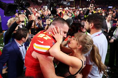 Travis Kelce y Taylor Swift en la Super Bowl en febrero de 2024.