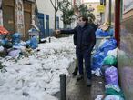 MADRID. 14-01-2021. El alcalde de Madrid, José Luis Martínez-Almeida, en la calle Topete durante su visita al barrio de Bellas Vistas, en el distrito de Tetuán, el mismo día en el que EL PAÍS publica un reportaje sobre este barrio. A la misma hora que el alcalde han llegado a Bellas Vistas varias pequeñas excavadoras para quitar la nieve acumulada después de días. FOTO: LUIS DE VEGA