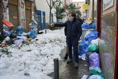 El alcalde de Madrid, José Luis Martínez-Almeida, en la calle Topete durante su visita al barrio de Bellas Vistas, en el distrito de Tetuán. 