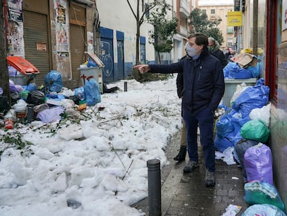 El alcalde de Madrid, José Luis Martínez Almeida, en una calle llena de hielo y basura este jueves.