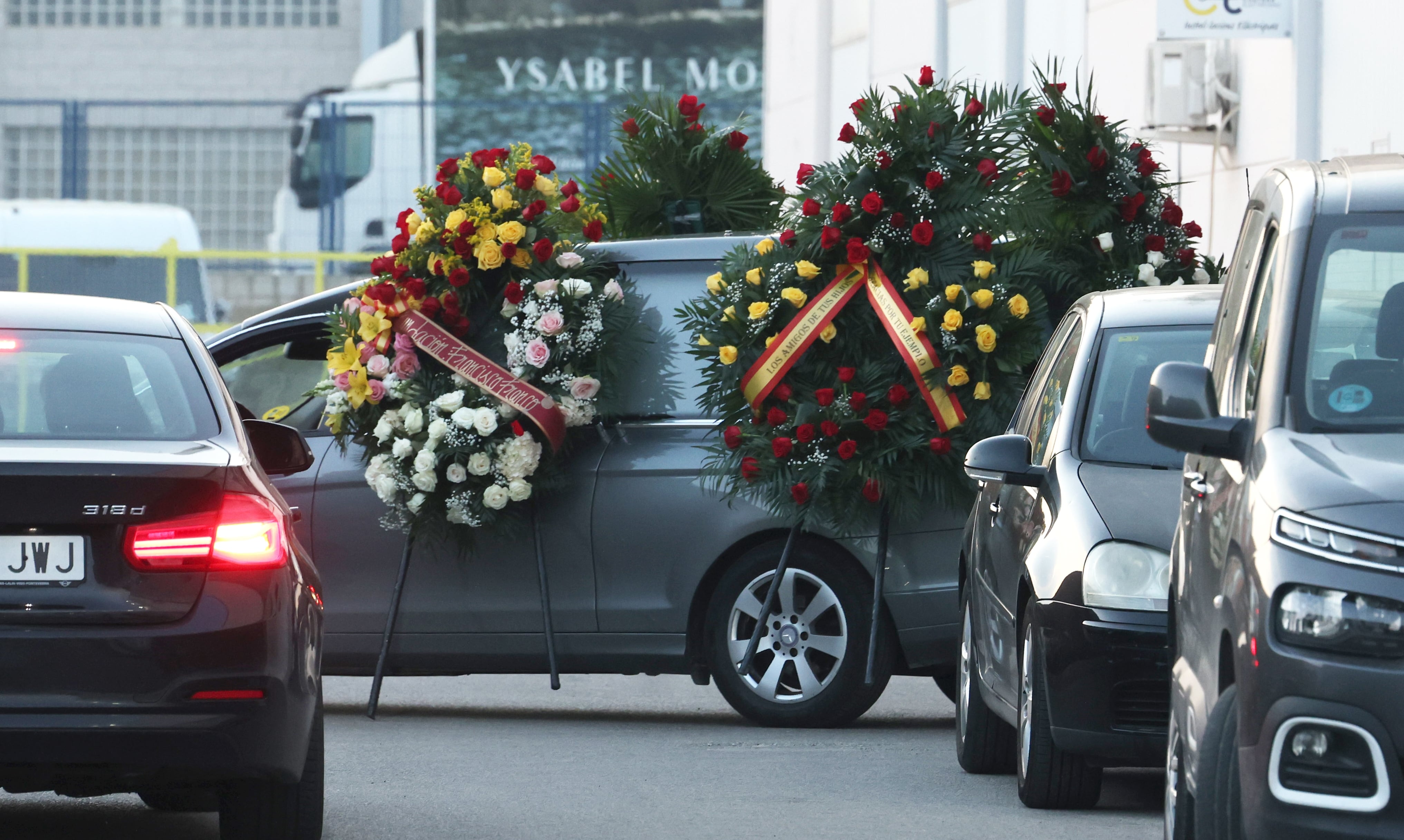 Familiari e amici salutano Tejero in cerimonia intima