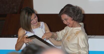 Doña Letizia recibe de manos de la reina Letizia el premio Joaquín Ruiz Jiménez de UNICEF.