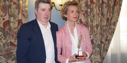 Kepa Torrealdai junto a la escritora Anna Galvada, que recibió en la Feria del Libro el premio Pluma de Plata por su trayectoria literaria.