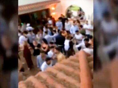 Una fiesta ilegal en Alicante congrega a más de 200 personas sin distanciamiento ni mascarillas