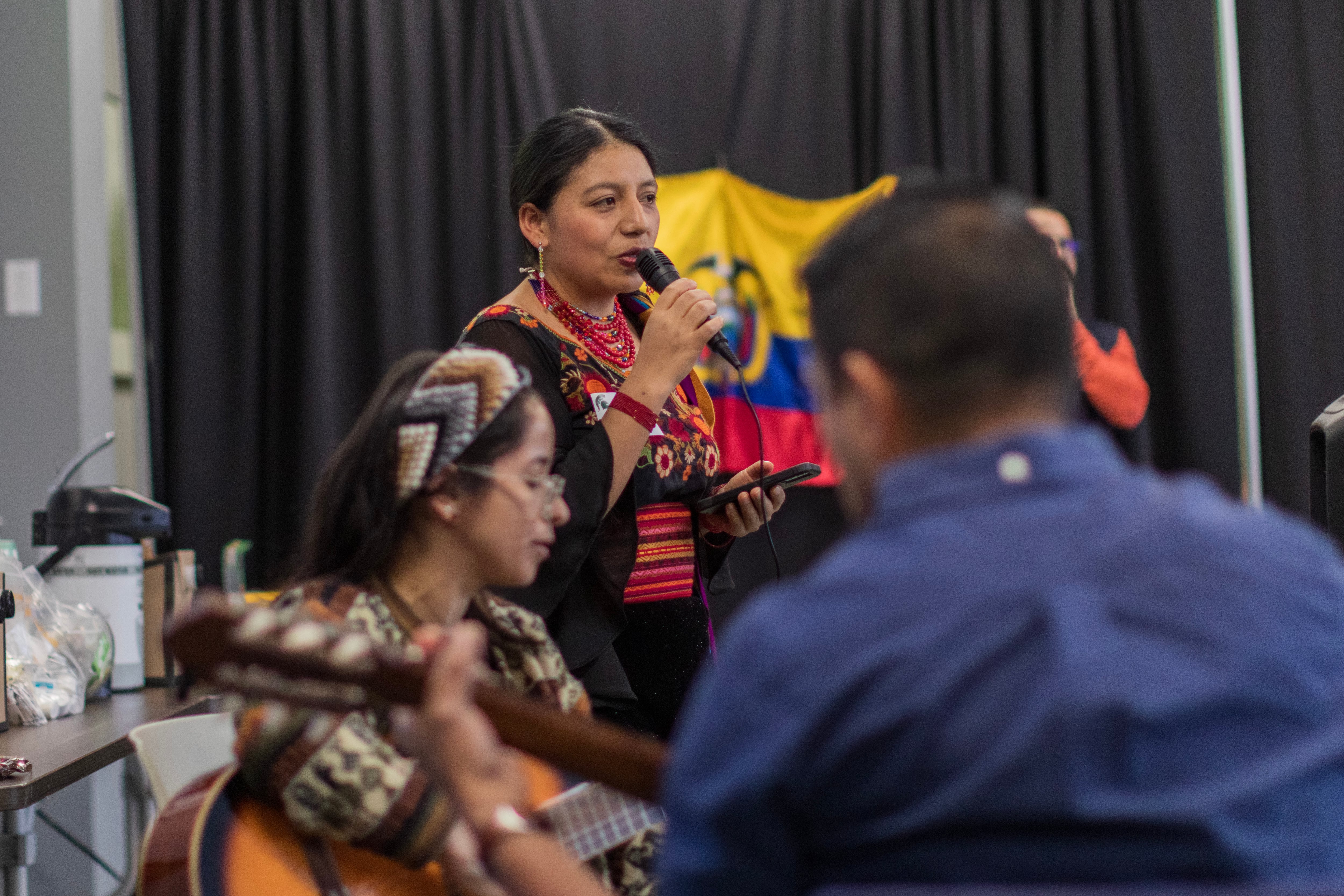 Elsa canta durante un evento cultural en la Universidad Estatal de Michigan.
