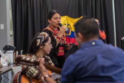 Elsa canta durante un evento cultural en la Universidad Estatal de Michigan.