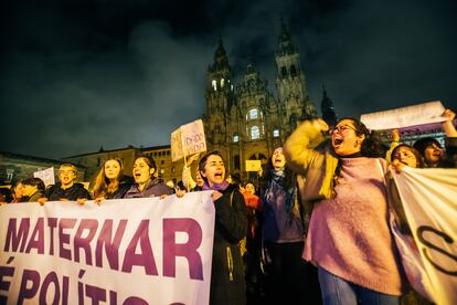 Miles de mujeres protestan con carteles durante una manifestación convocada por Plataforma Feminista Galega, por el 8M, en Santiago.