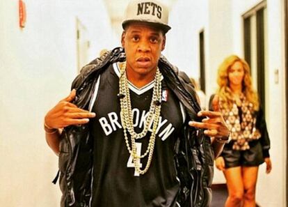 <p><strong>QUIÉN ES.</strong> Jay-Z (46 años, EE.UU) es uno de los raperos y productores musicales más reputados de la industria discográfica. ¿Sólo? No, también es el marido de Beyoncé.</p> <p><strong>CUÁL ES SU DESPILFARRO.</strong> Si rapeas, el lujo forma parte de tu ADN. Estas son algunas locuras que Jay-Z hace por su familia: alquilar un zoológico entero para celebrar el tercer cumpleaños de su hija, Blue Ivy; gastarse 88 mil euros en la fiesta de cumpleaños de su suegra (Tina, la madre de Beyoncé), comprar una barbie bañada en oro blanco con 160 brillantes de 60.000 euros; o convertir a Beyoncé en una auténtica Madre de Dragones al comprarle uno de los huevos de dragón que aparece en 'Juego de Tronos'. Algo que ni la actriz Emilia Clarke (Khaleesi), ha conseguido todavía. Eso sí, una vez colmadas las necesidades de sus seres queridos, Jay-Z se permite animar un mal día dándose algún capricho, como un avión privado de 50 millones de euros. Además, como buen amante de rap, el oro es su perdición y su cuello a prueba de quilates soporta hasta 5 kilos de oro macizo. En la foto vemos a Beyoncé observando orgullosa cómo luce su marido las pesadas cadenas.</p>