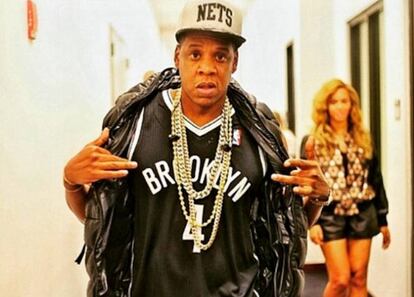 <p><strong>QUIÉN ES.</strong> Jay-Z (46 años, EE.UU) es uno de los raperos y productores musicales más reputados de la industria discográfica. ¿Sólo? No, también es el marido de Beyoncé.</p> <p><strong>CUÁL ES SU DESPILFARRO.</strong> Si rapeas, el lujo forma parte de tu ADN. Estas son algunas locuras que Jay-Z hace por su familia: alquilar un zoológico entero para celebrar el tercer cumpleaños de su hija, Blue Ivy; gastarse 88 mil euros en la fiesta de cumpleaños de su suegra (Tina, la madre de Beyoncé), comprar una barbie bañada en oro blanco con 160 brillantes de 60.000 euros; o convertir a Beyoncé en una auténtica Madre de Dragones al comprarle uno de los huevos de dragón que aparece en 'Juego de Tronos'. Algo que ni la actriz Emilia Clarke (Khaleesi), ha conseguido todavía. Eso sí, una vez colmadas las necesidades de sus seres queridos, Jay-Z se permite animar un mal día dándose algún capricho, como un avión privado de 50 millones de euros. Además, como buen amante de rap, el oro es su perdición y su cuello a prueba de quilates soporta hasta 5 kilos de oro macizo. En la foto vemos a Beyoncé observando orgullosa cómo luce su marido las pesadas cadenas.</p>