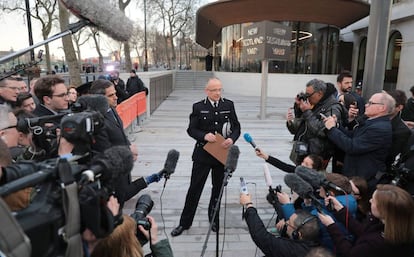 "Un centenar de detectives han estado trabajando toda la noche y, en ese periodo, hemos registrado seis domicilios y hemos realizado siete arrestos", ha asegurado el comisionado adjunto de la Policía Metropolitana, Mark Rowley (c), durante la comparecencia ante la prensa en Scotland Yard, el 23 de marzo de 2017.