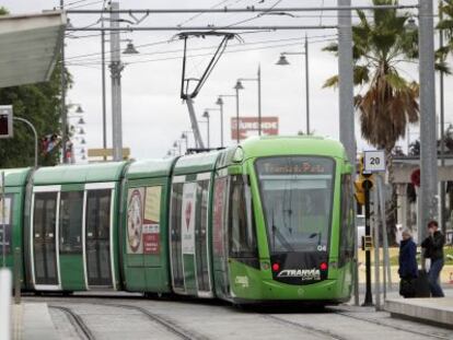 El tranv&iacute;a que circula por las calles de Parla (Madrid). 