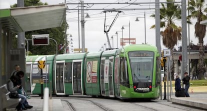 El tranv&iacute;a que circula por las calles de Parla (Madrid). 