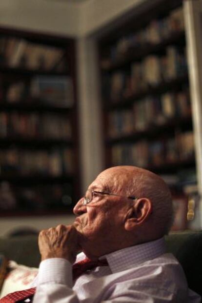 Francisco Rodríguez Adrados has won the National Literature Prize.