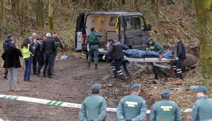 Agentes de la Guardia Civil trasladan el cuerpo de la mujer 