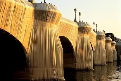 El Pon Neuf de París, envuelto por Christo y Jeanne-Claude en 1985.