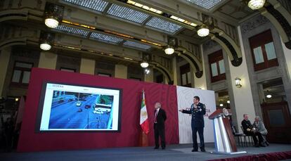 El presidente López Obrador junto a Luis Sandoval, secretario de Defensa, durante la conferencia de prensa donde revelaron los vídeos del operativo Culiacán. 