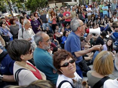 Participantes de la asamblea que tuvo lugar ayer en la plaza del Ayuntamiento de Valencia.