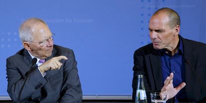 En su comunicado, titulado Ya no soy ministro, Varoufakis ha sostenido que el referéndum "permanecerá como un momento único en el que una pequeña nación europea se levantó contra la servidumbre por las deudas". En la imagen, el ministro de Finanzas alemán, Wolfgang Schaeuble (i) y griego, Yanis Varoufakis, en rueda de prensa en Berlín (Alemania), el 5 de febrero de 2015.