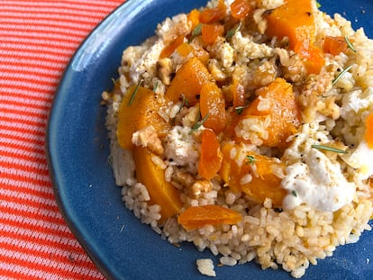 Arroz graneado con cosas, listo para resolverte la comida