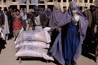 Mujeres afganas, en el punto de distribución del programa de alimentos de la ONU en Kabul.