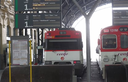 Tren de Cercanías con destino a Castellón en la estación de València Nord.