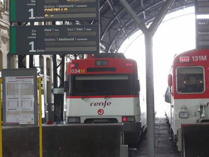 Tren de Cercanías con destino a Castellón en la estación de València Nord.