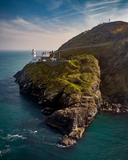 Faro de Wicklow Head, en la costa oeste de Irlanda.